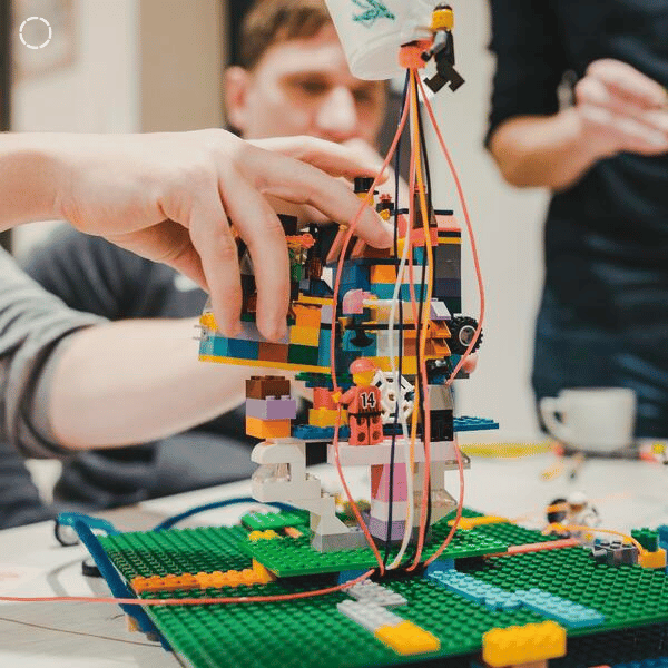 Mitarbeiter von seventhings bauen mit Lego
